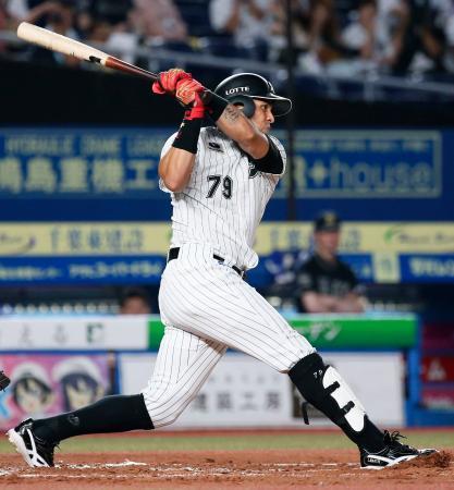 　１回ロッテ１死一塁、マーティンが右越えに先制２ランを放つ＝ＺＯＺＯマリン