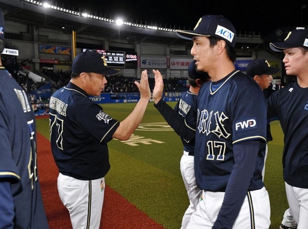 　１５０ホールドを達成し、西村監督に迎えられる増井（右）＝撮影・出月俊成