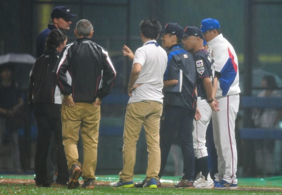 　審判の説明を聞くＵ１８日本代表・永田監督（撮影・中田匡峻）