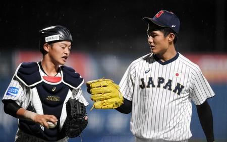 パナマ戦に先発するＵ１８日本代表・西純矢（右）。左はＵ１８日本代表・水上桂（明石商）＝韓国（撮影・中田匡峻）