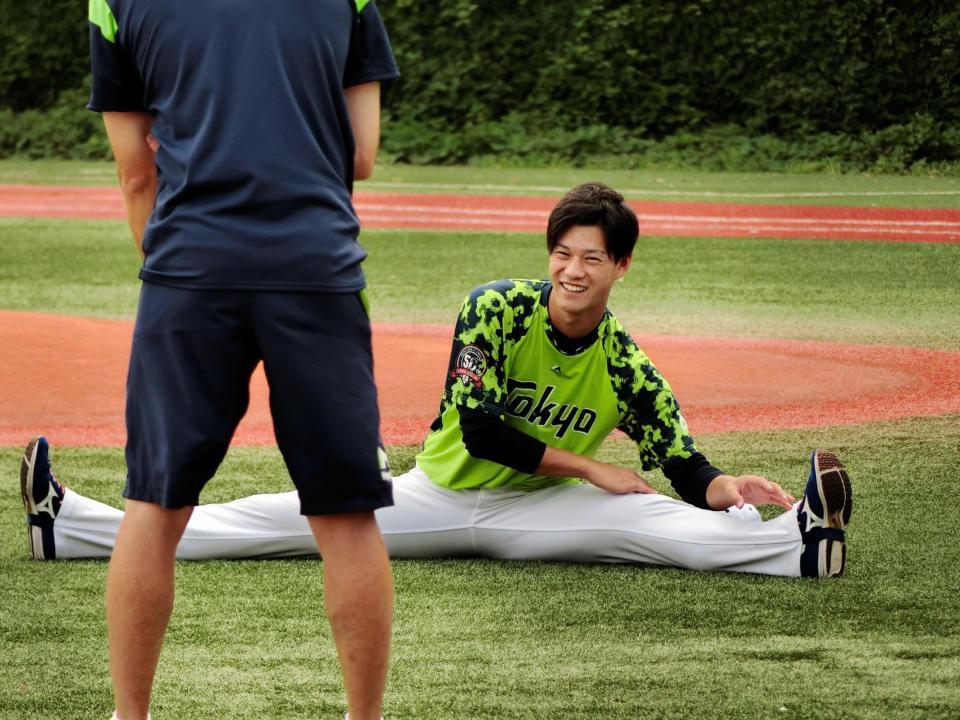 　投手指名練習に参加し、アップ中に笑顔を見せる高橋