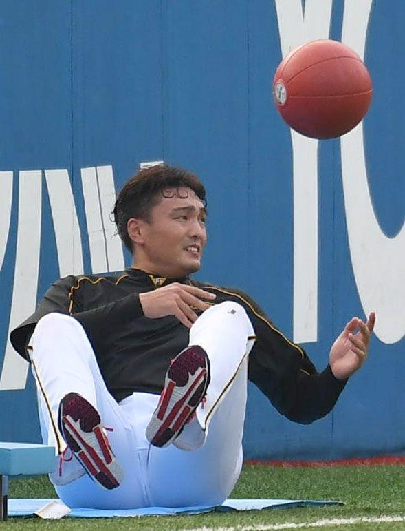 トレーニングする阪神・秋山拓巳＝横浜（撮影・北村雅宏）