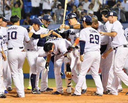 　９回、サヨナラ満塁弾を放った山田哲（中央）がナインの手荒い祝福を受ける（撮影・園田高夫）