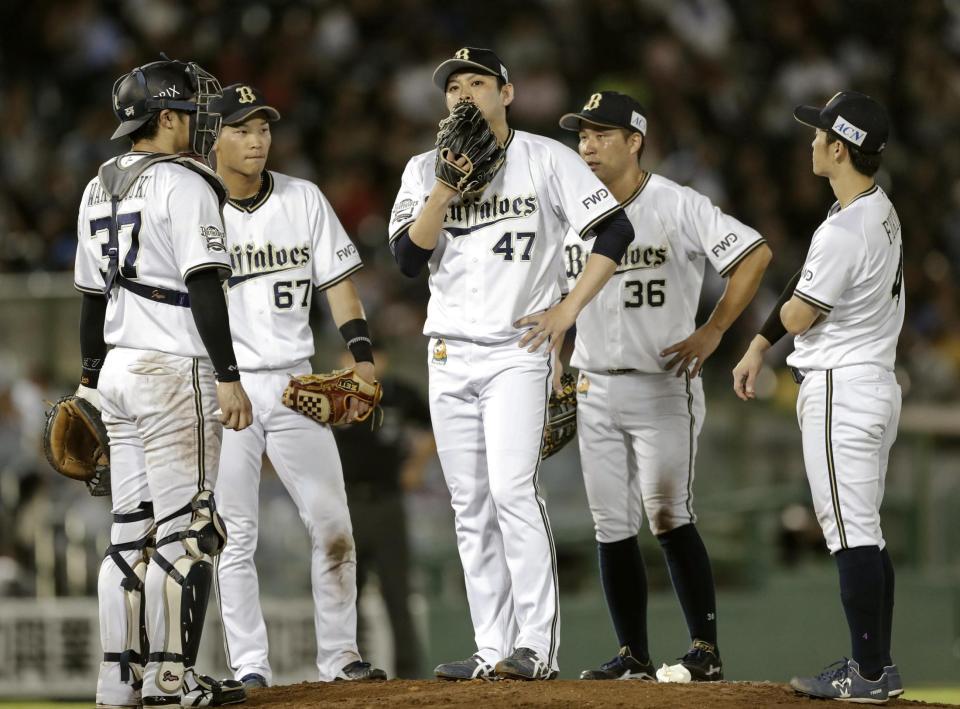 　７回、マウンドの海田（中央）のもとへ集まるオリックスナイン＝ほっともっと神戸