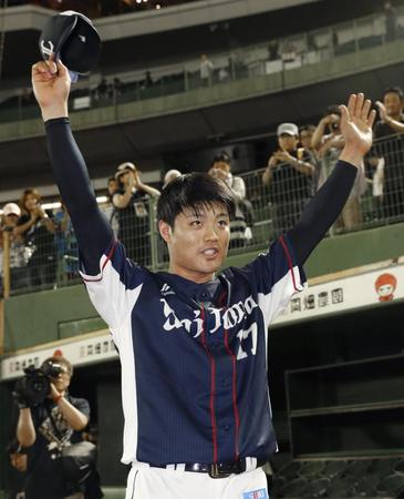 　６回２失点で６勝目を挙げ、ファンの声援に応える西武・松本航＝ほっともっと神戸