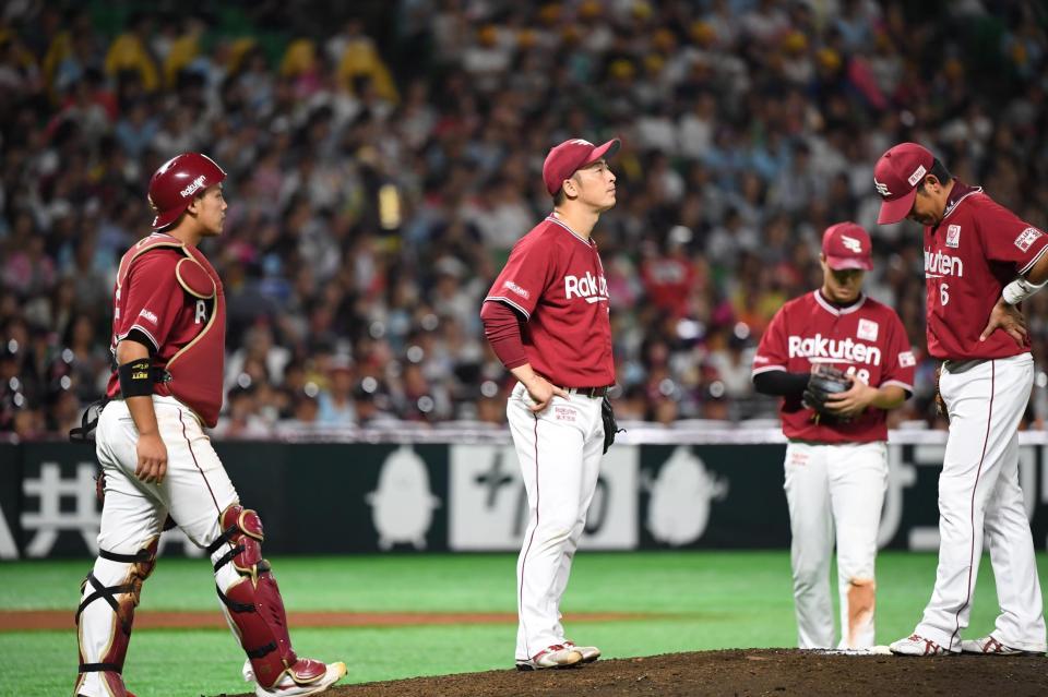 ６回、松田宣に適時二塁打を浴びて降板する楽天・美馬（左から２人目）