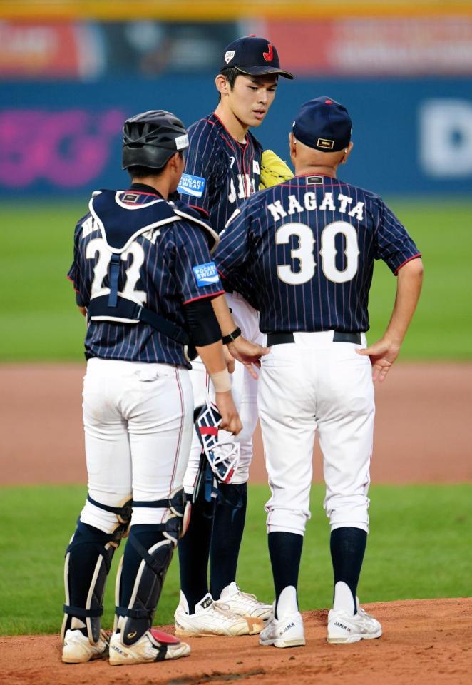 １回、マウンドで永田裕治監督（３０）と話す佐々木朗希＝韓国（撮影・中田匡峻）