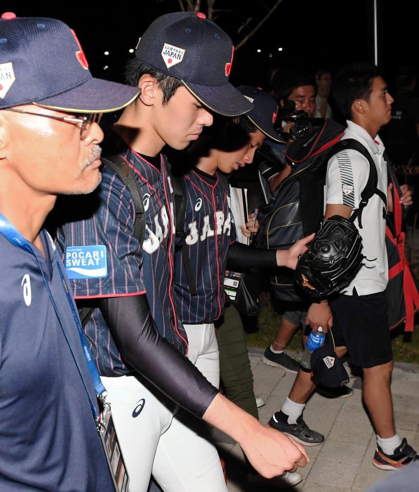 韓国に敗れ、厳しい表情で引き揚げる佐々木朗希（中央）＝韓国（撮影・中田匡峻）