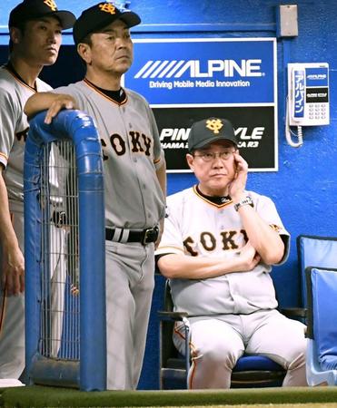 　厳しい表情で戦況を見つめる原監督（右）