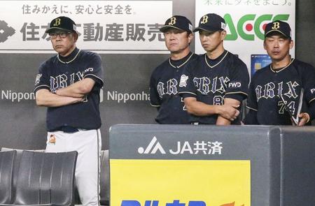 　９回、さえない表情で試合を見つめるオリックス・西村監督（左端）＝札幌ドーム