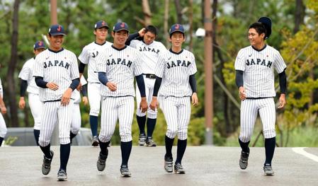 風で帽子が飛ばされるＵ１８日本代表・西純矢（右端）。（左から）Ｕ１８日本代表・奥川恭伸（星稜）、Ｕ１８日本代表・池田陽佑（智弁和歌山）、Ｕ１８日本代表・林優樹（近江）＝韓国（撮影・中田匡峻）