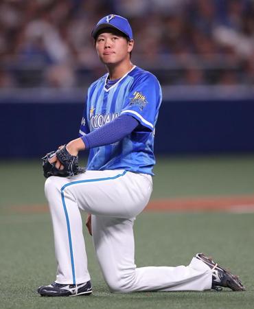 　２回、柳の犠打の打球を弾いた上茶谷は思わず膝をつく