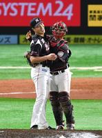 　ソフトバンクを完封し、マウンドで田村（右）と抱き合う西野