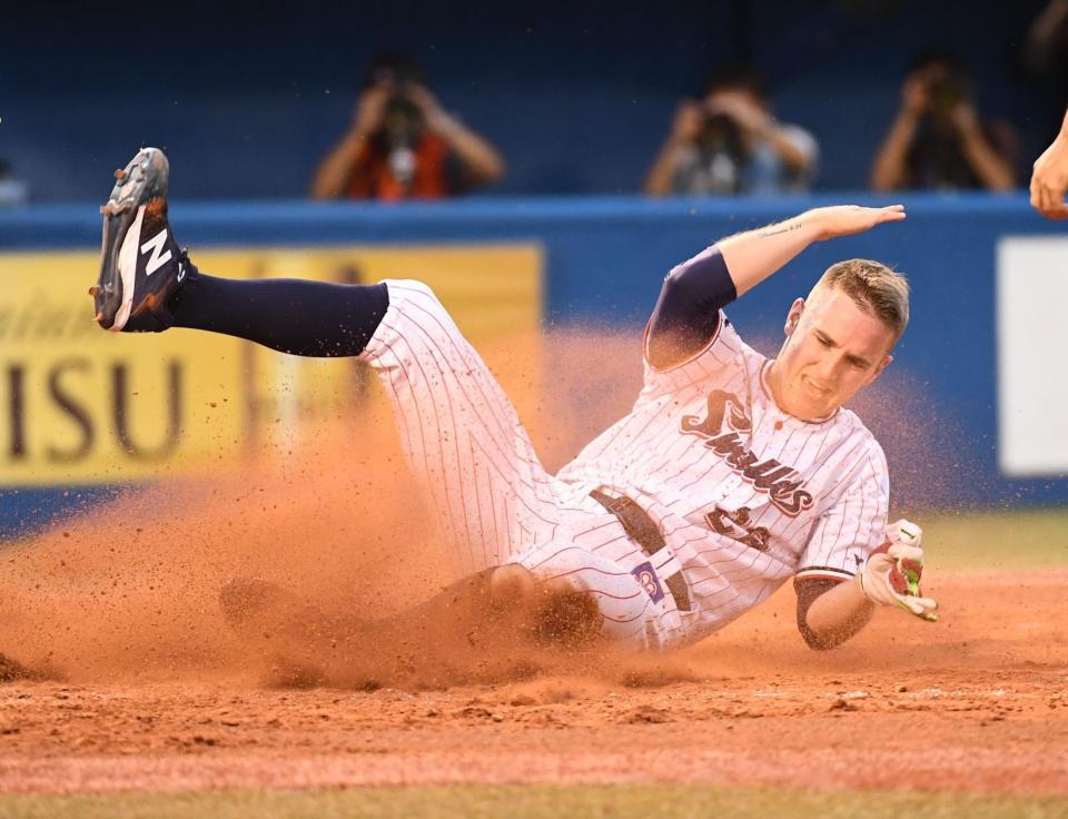 ３回、太田の中越え適時二塁打で、激走し生還する一走・ブキャナン（撮影・園田高夫）