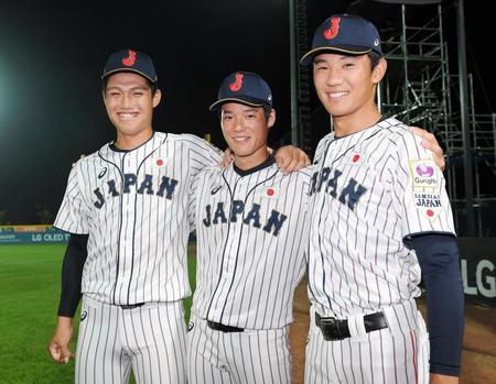 　表彰式前に笑顔で肩を組む（左から）Ｕ１８日本代表・西、韮沢、奥川（撮影・中田匡峻）