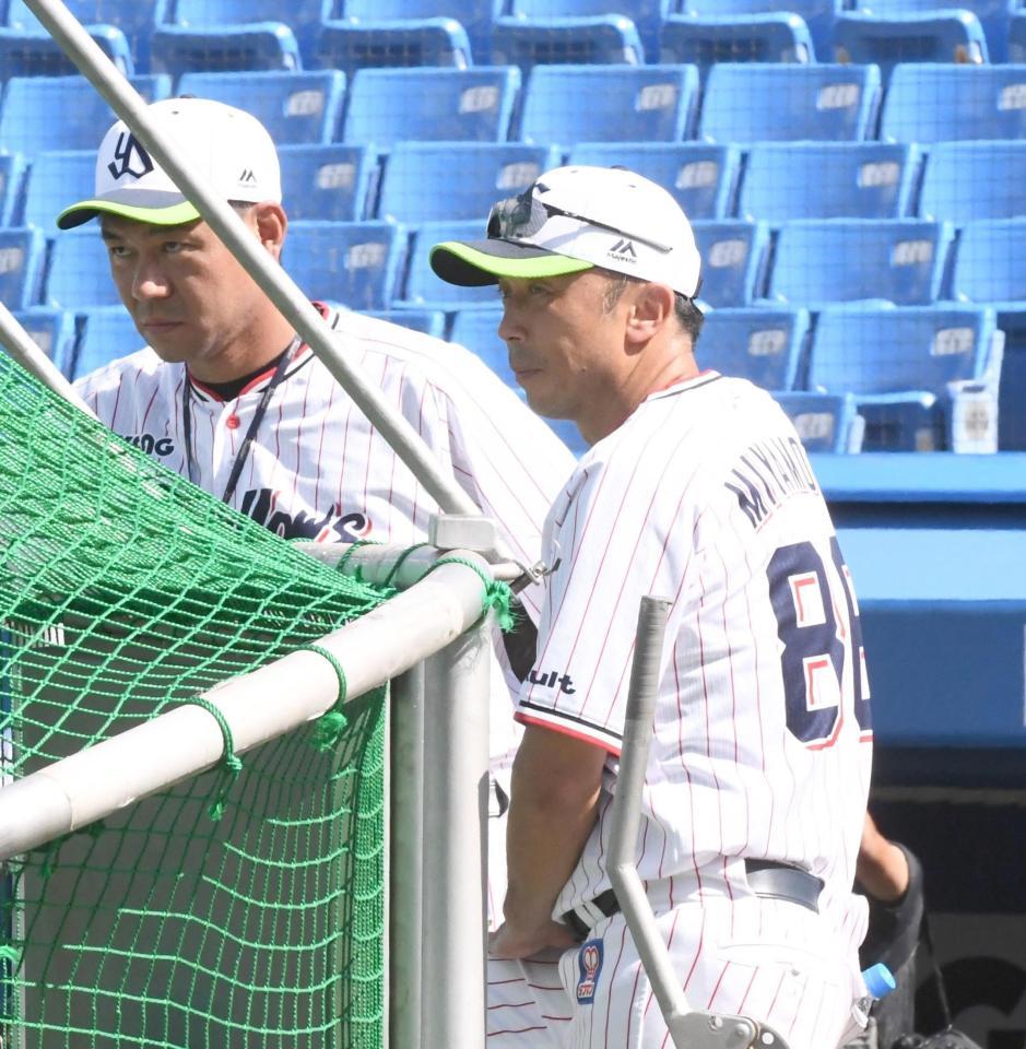 　練習を見つめる宮本ヘッドコーチ（右）＝撮影・園田高夫