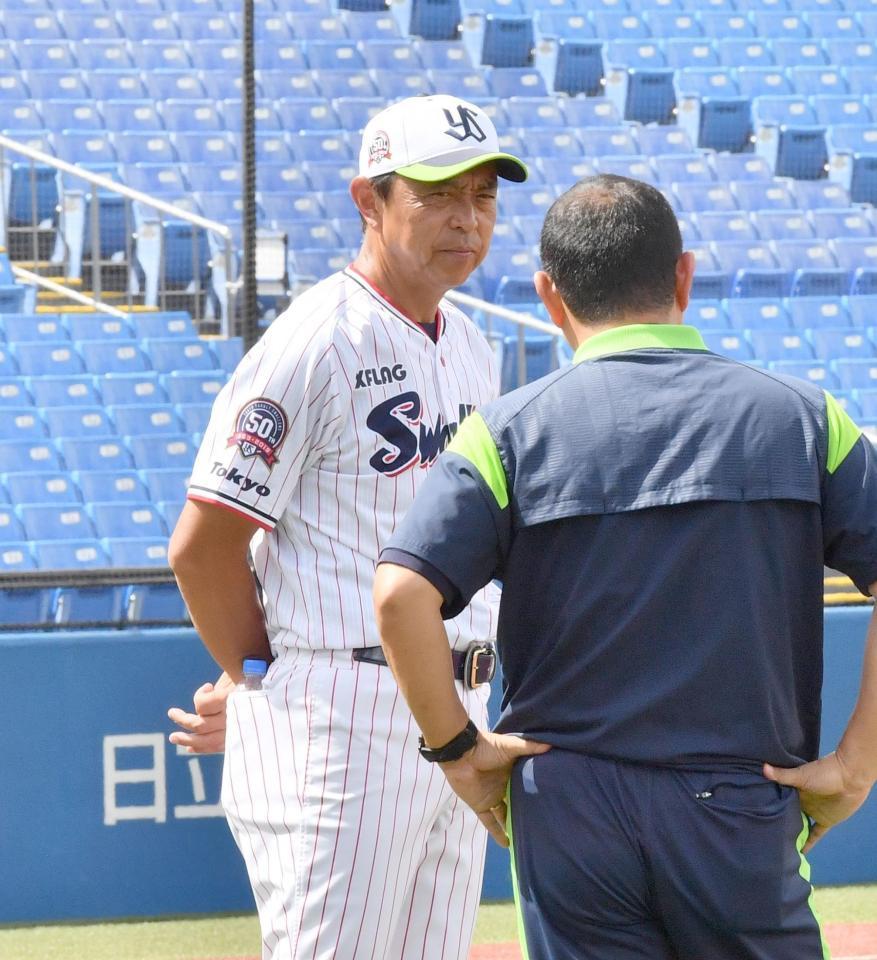 　辞任が明らかになった小川監督（左）＝撮影・園田高夫