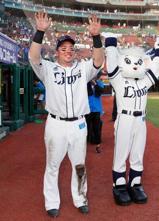 　試合後、客席に向かって万歳する決勝打の山川