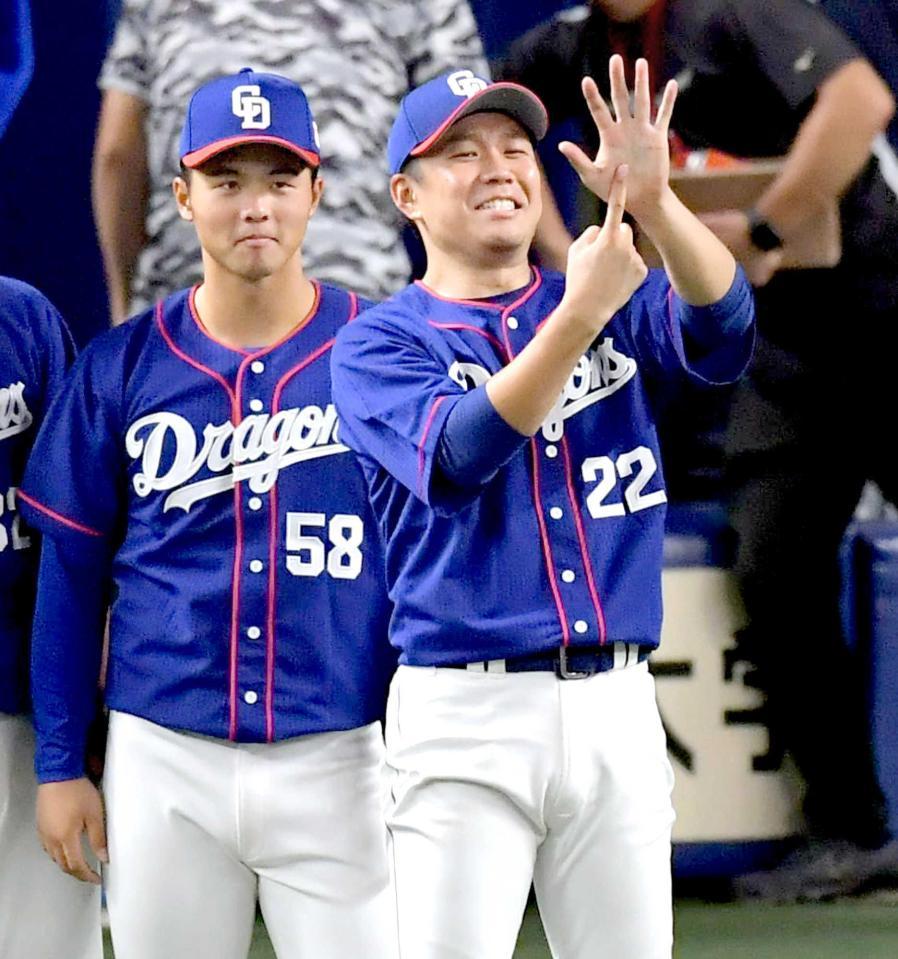 　指で６連勝のポーズを作ってナインを迎える大野雄