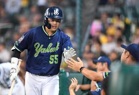 ５回、ソロを放ち、ナインとタッチを交わすヤクルト・村上宗隆＝甲子園（撮影・北村雅宏）