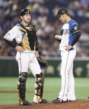 　９回、楽天・銀次に勝ち越し打を打たれ、降板する日本ハム・秋吉（右）＝東京ドーム