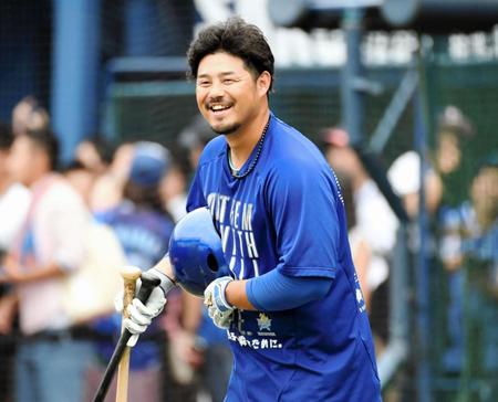 　練習中に笑顔をみせるＤｅＮＡ・宮崎敏郎＝横浜スタジアム（撮影・棚橋慶太）