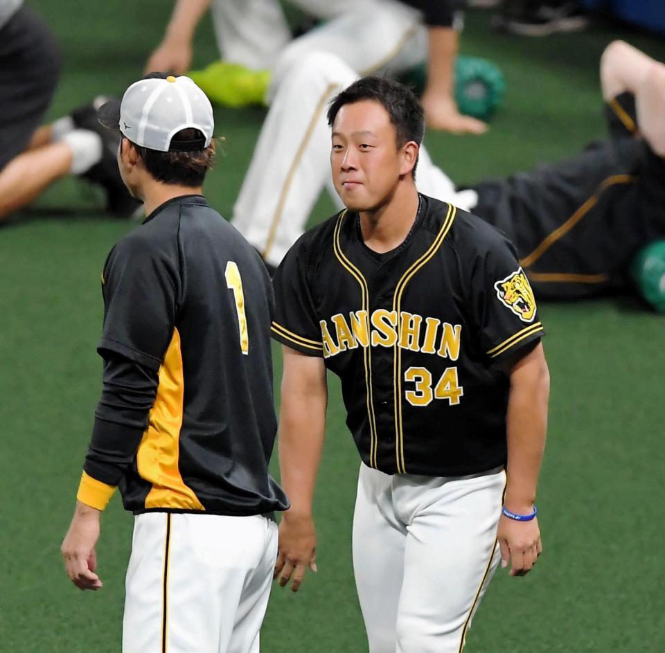 １軍に合流し、阪神・鳥谷敬（左）にあいさつする阪神・谷川昌希＝ナゴヤドーム（撮影・高部洋祐）