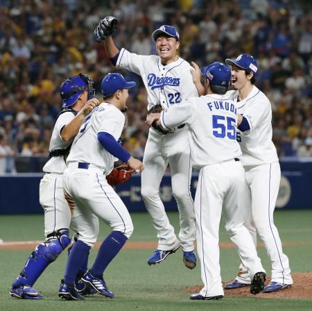 　阪神戦でプロ野球史上８１人目となるノーヒットノーランを達成し、チームメートから祝福される中日・大野雄大投手（中央）＝１４日、ナゴヤドーム