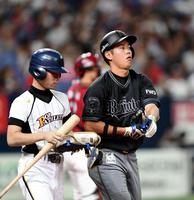 　２回、プロ初打席でチャンスを広げる四球を選んだオリックス・太田椋（右）