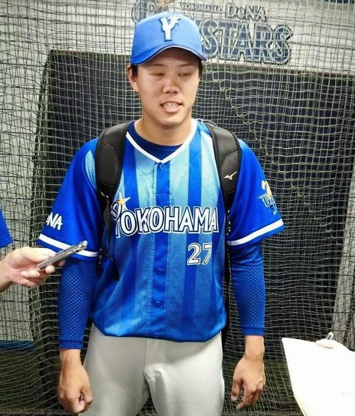 　取材を受ける上茶谷