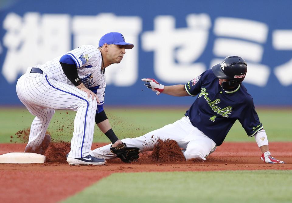 　１回、山田哲が二盗に失敗し連続盗塁成功が38で止まった。二塁手ソト＝横浜