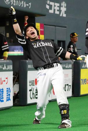 　６回、本塁打を放ちポーズを決める松田宣
