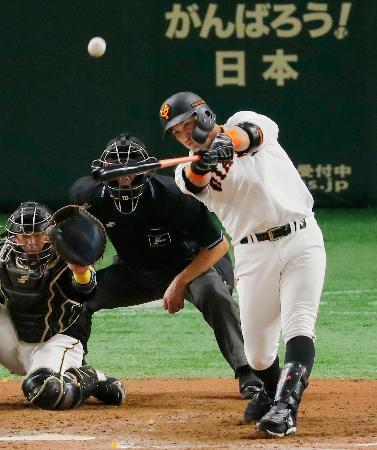 　８回巨人２死一塁、ゲレーロが左中間に逆転２ランを放つ。捕手梅野＝東京ドーム