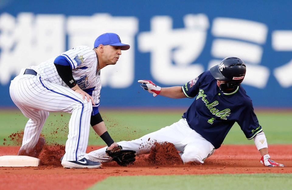 　１回、二盗に失敗し連続盗塁成功が３８で止まった山田哲。左は二塁手・ソト