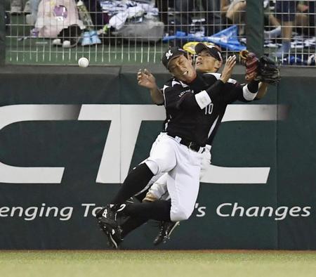 　１１回、打者木村の左飛を落球するロッテ・加藤（手前）＝メットライフドーム