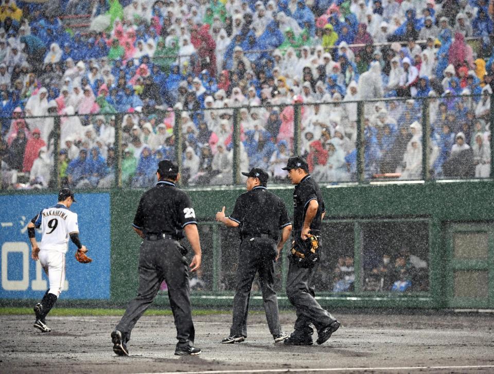 【日本ハム-ソフトバンク(23)】８回途中、雨が激しくなり、試合中断を告げる審判団（撮影・軸丸雅訓）