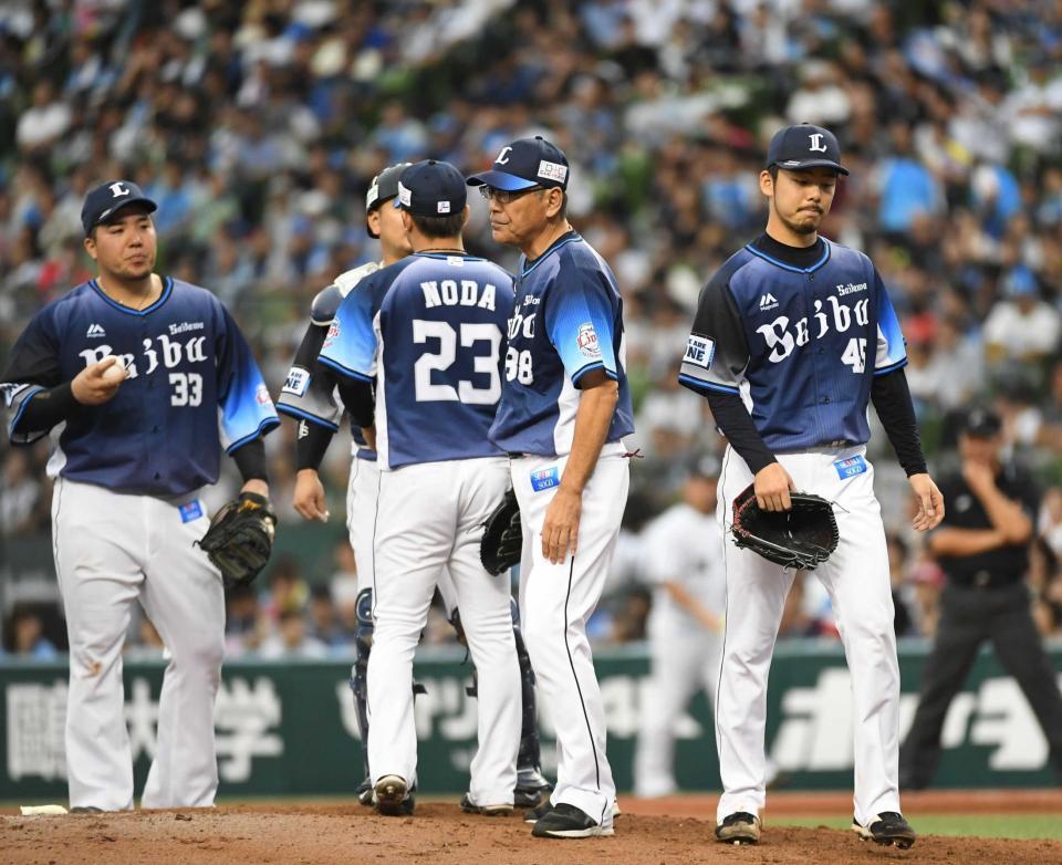 　６回途中、降板する本田（右）