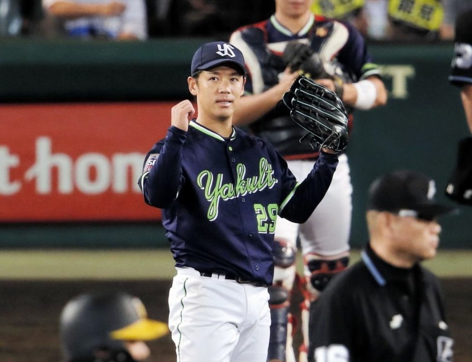 　完封勝利にガッツポーズをする小川（撮影・坂部計介）