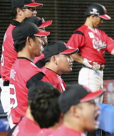 　９回、厳しい表情で試合を見守るロッテ・井口監督（中央）ら＝ＺＯＺＯマリン