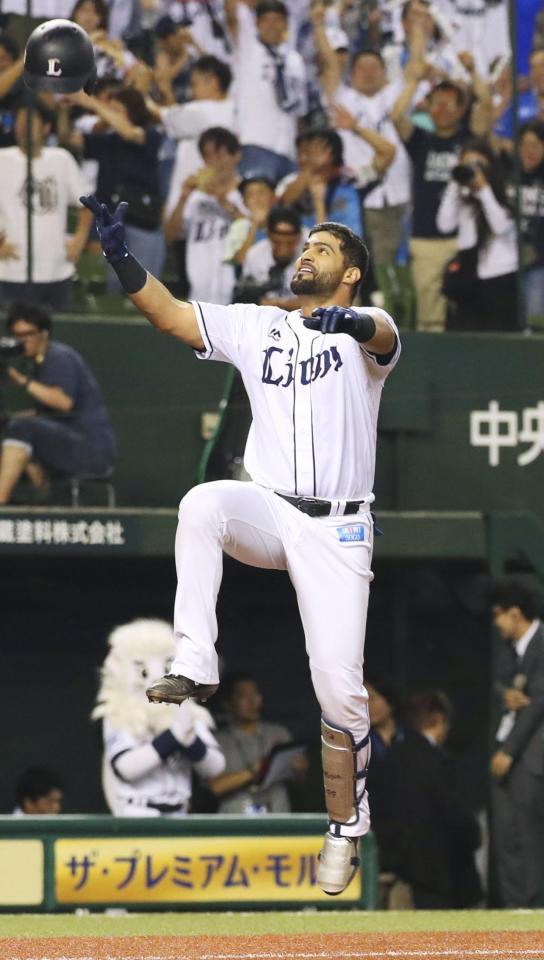 　９回、サヨナラ２ランを放ち、ヘルメットを投げ喜ぶ西武・メヒア＝メットライフドーム