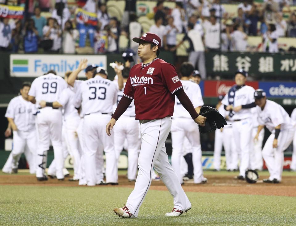 　西武・メヒアにサヨナラ２ランを浴び、引き揚げる楽天・松井＝メットライフドーム