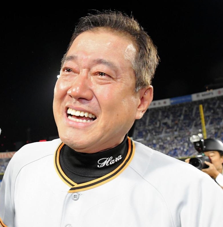 ５年ぶりのリーグ制覇を達成して涙を流す巨人・原監督＝横浜スタジアム（撮影・堀内翔）
