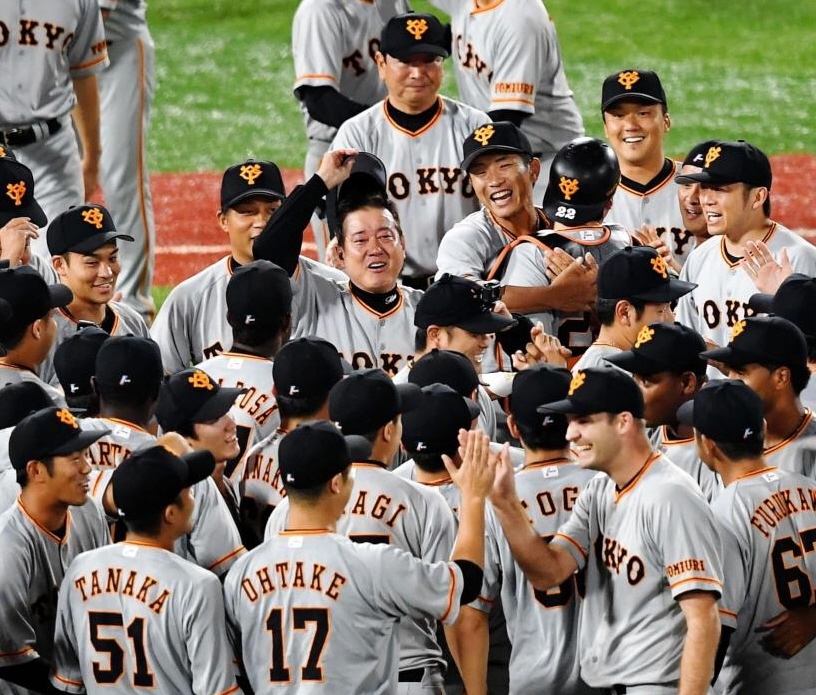 歓喜のナインの輪の中へ入る巨人・原辰徳監督（中央）＝横浜（撮影・出月俊成）