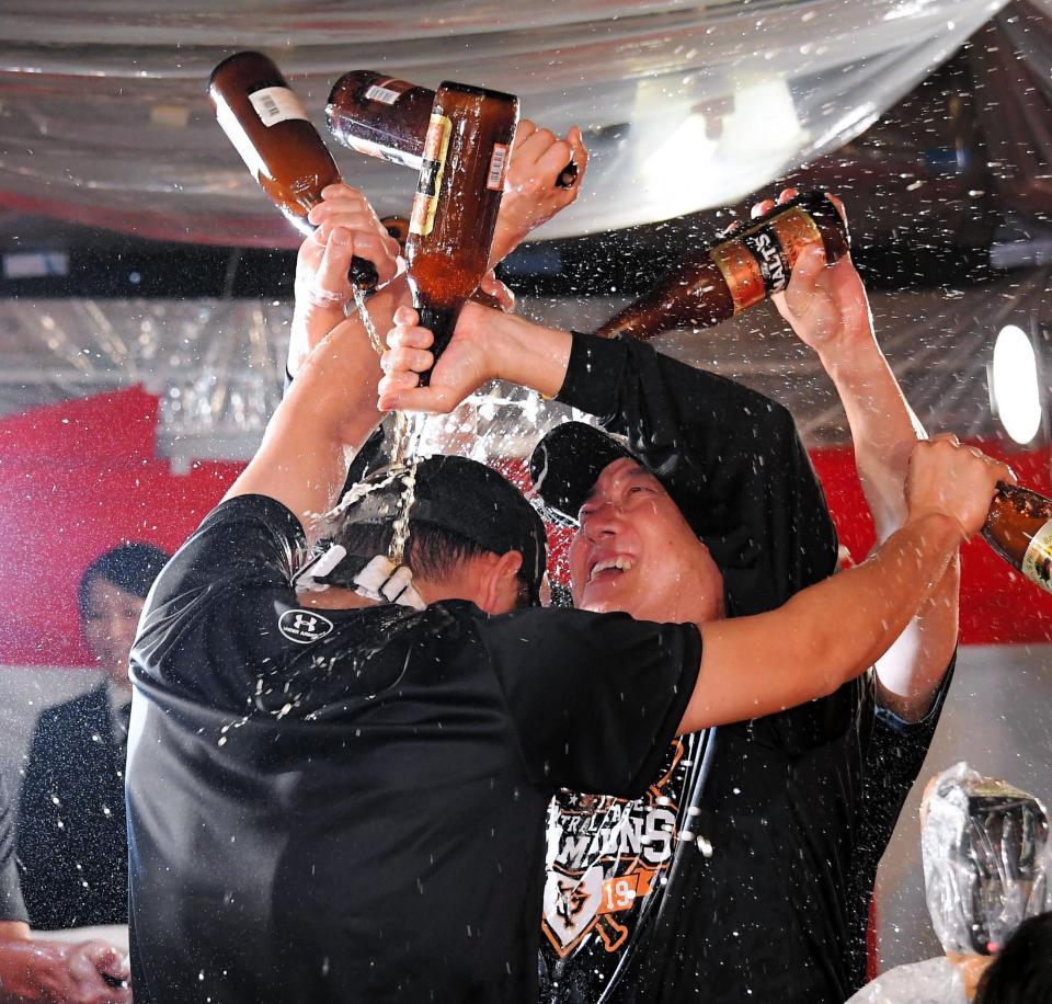 巨人がｖ祝勝会 ３０００本ビールかけで歓喜 未成年対策も 野球 デイリースポーツ Online