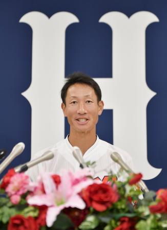 　引退記者会見で語る広島の赤松真人外野手＝２２日、マツダスタジアム