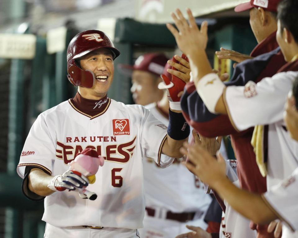 　８回、代打で同点ソロを放ち、ナインに迎えられる藤田