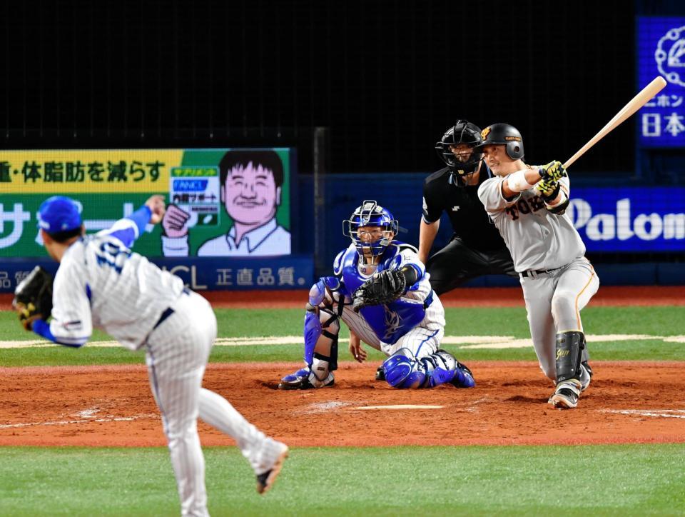 　９回、右前適時打を放つ巨人・小林誠司＝横浜スタジアム