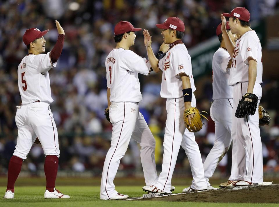 　西武に逆転勝ちし、タッチを交わす藤田（中央右）ら楽天ナイン＝楽天生命パーク