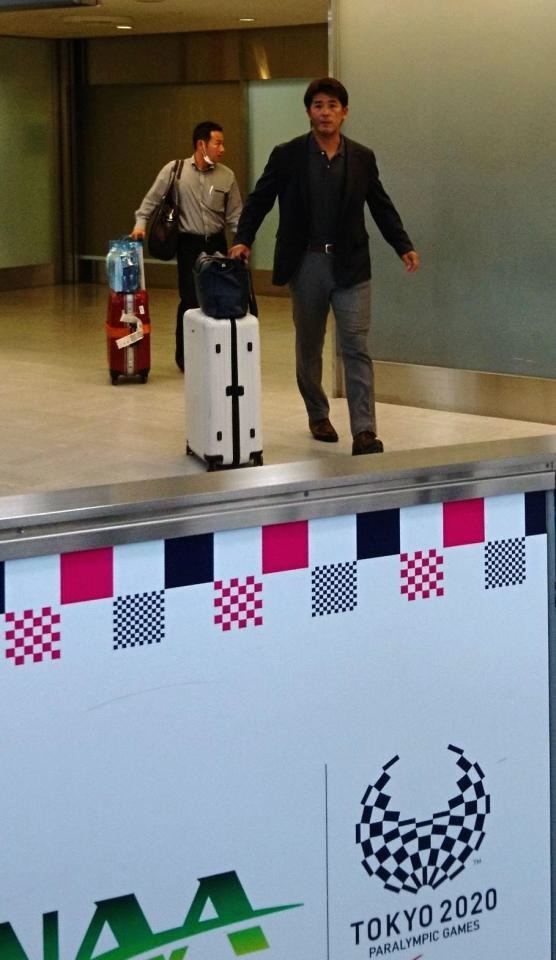 欧州視察から帰国した稲葉監督＝成田空港