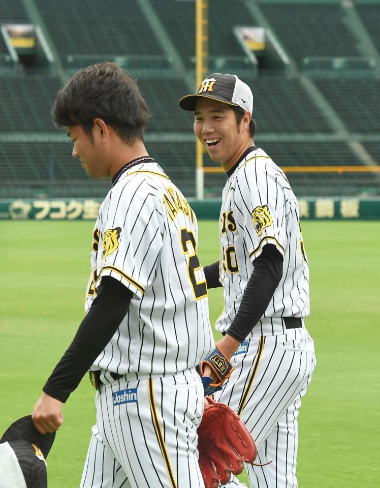 　阪神・高橋遥人とキャッチボールに向かう青柳晃洋（右）＝甲子園